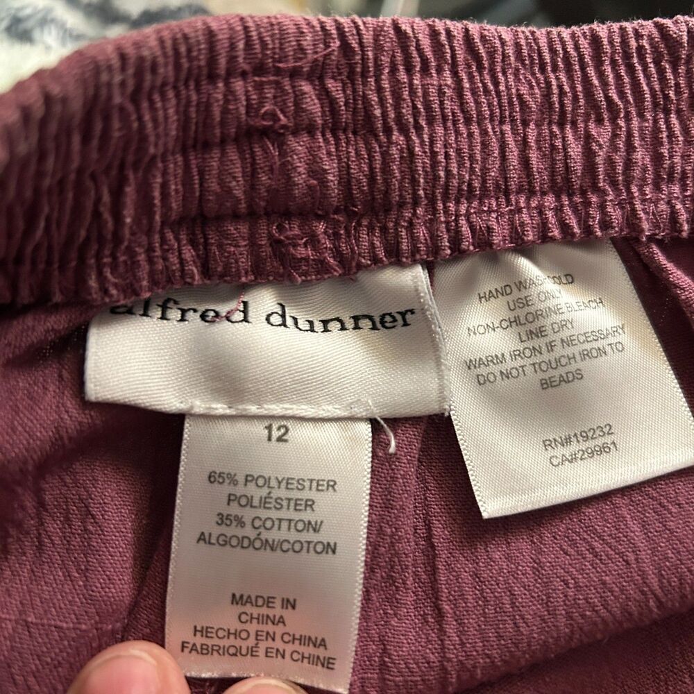Alfred Dunner Floral Embellished Capris - Size 12 - Picture 5 of 8